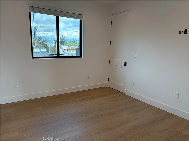 19214 Calvert St — Photo 6