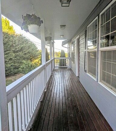 3rd image of 3120 71st Ave NE