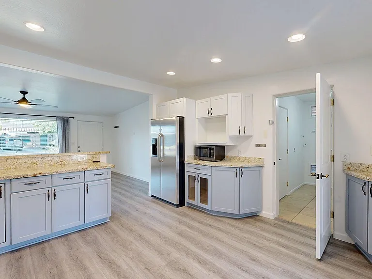 4537 E Devonshire Ave — Photo 10