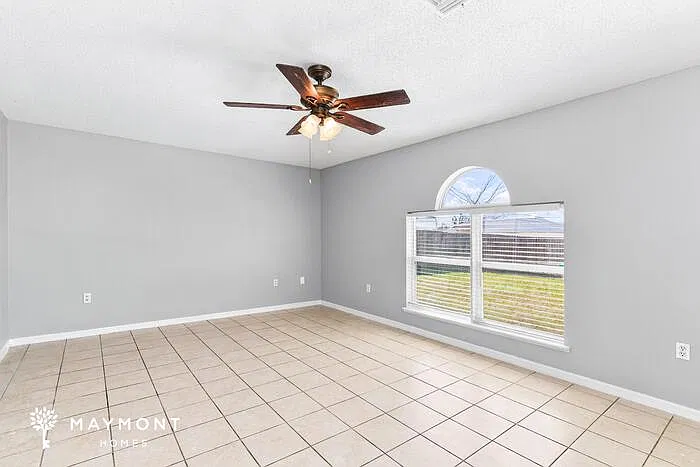 4 bed, 2.5 bath, 2200 sqft, $2,070 — Photo 4