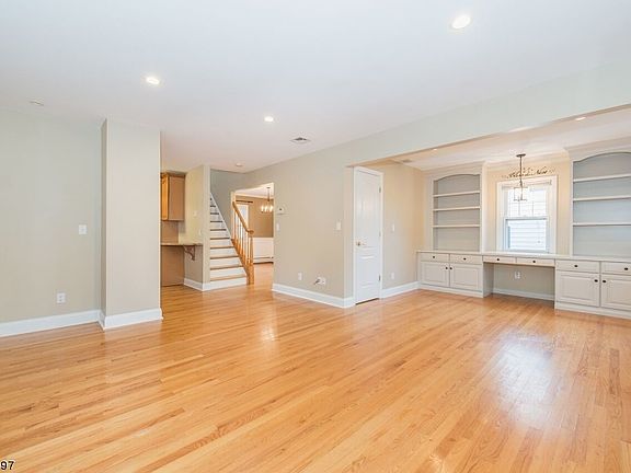 3rd image of 413 Kingston St