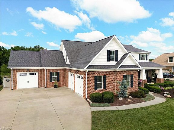 4th image of 216 Summerlyn Dr