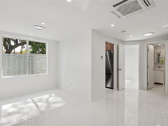 5th image of 2201 NE 9th Ave Unit 2