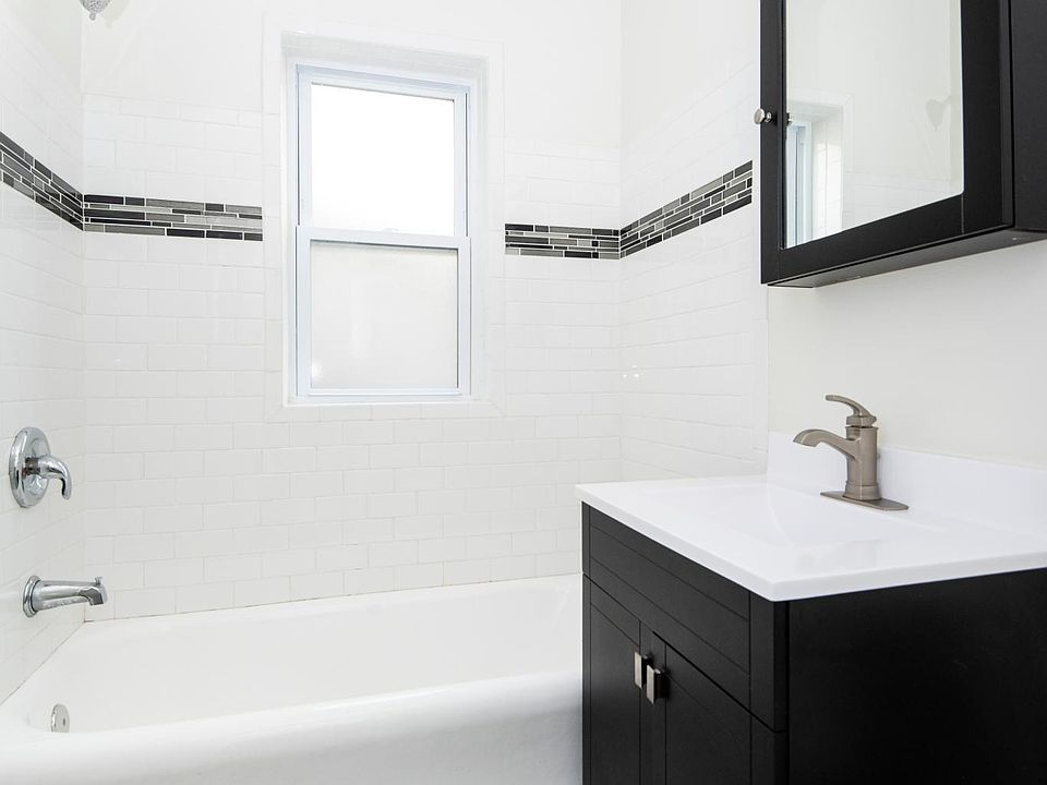 2nd image of 3821-23 N Greenview Ave #3823-3E