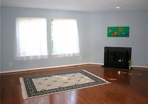 Spacious living room (will be repainted)