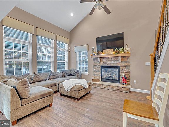 5th image of 12 Beachwood Ct