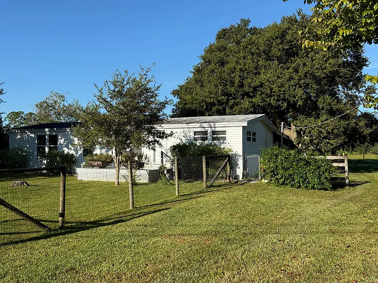 978 Bay Dr — Photo 16