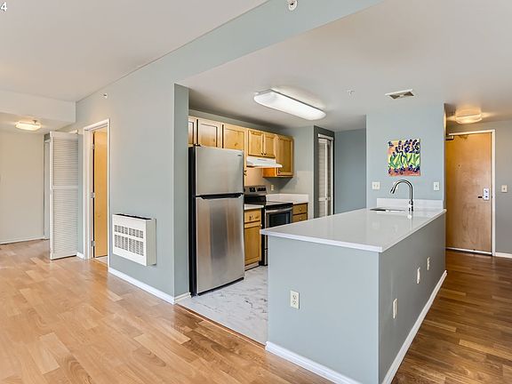 3rd image of 701 Columbia St APT 603