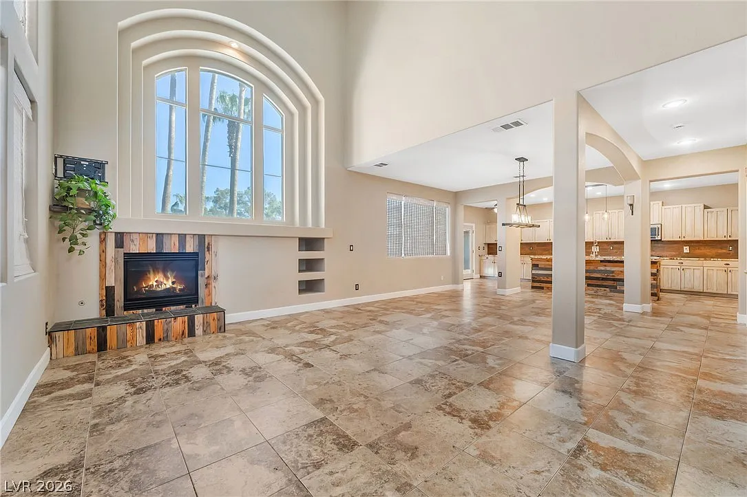 3 bed, 2.5 bath, 2302 sqft, $3,200 — Photo 4