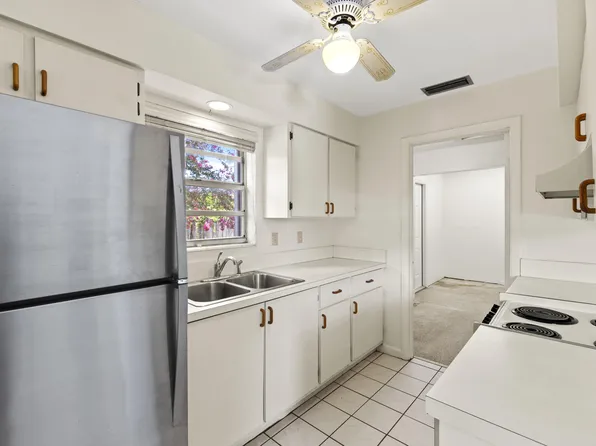2402 Pinecrest Court, West Palm Beach, FL 33415