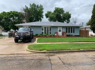 421 13th Ave W, Williston, ND 58801