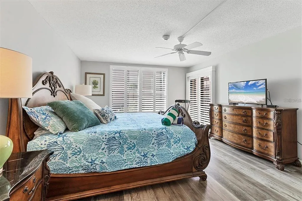 6480 Midnight Pass Rd — Photo 4