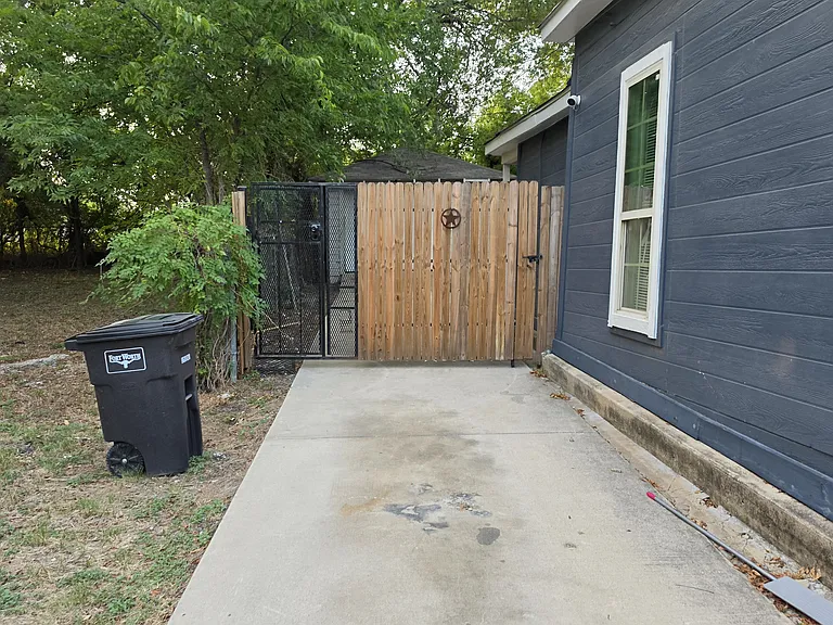 1009 E Oleander St — Photo 5