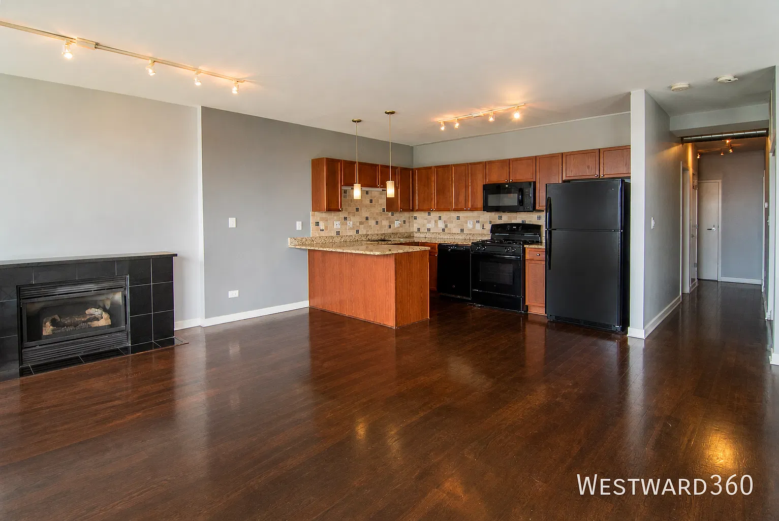 Updated 2BR with Parking, Hardwood Floors, parking and balcony — Photo 3