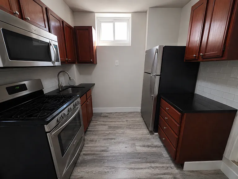 7512 Cromwell — Photo 1