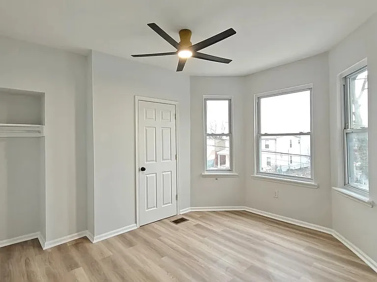 5415 Media St — Photo 9