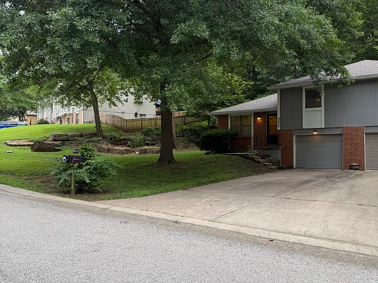 9806 Red Oak Ln — Photo 5