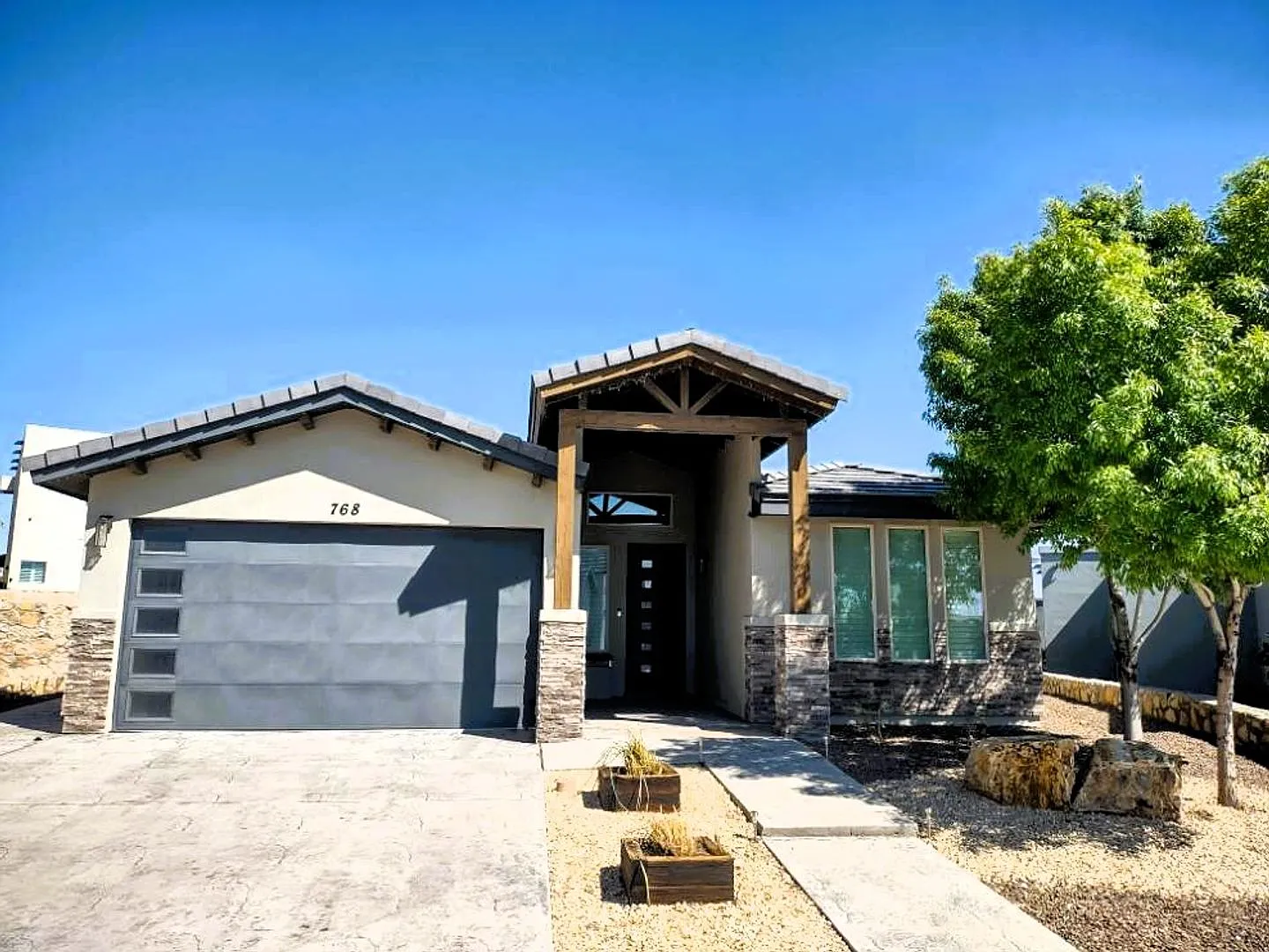 Immaculate Single Level Horizon Home With Refrigerated Air & Swimming Pool With Jacuzzi — Photo 1