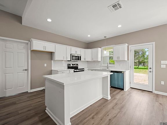 4th image of 9467 Redwood Dr