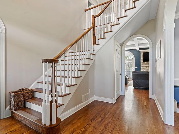 5th image of 221 Creekwood Way