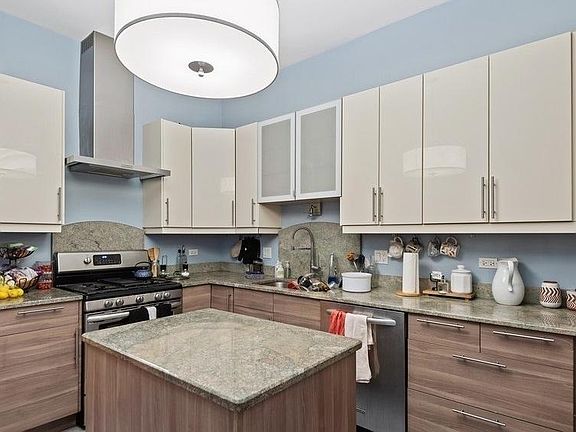 4th image of 634 W Barry Ave APT 1