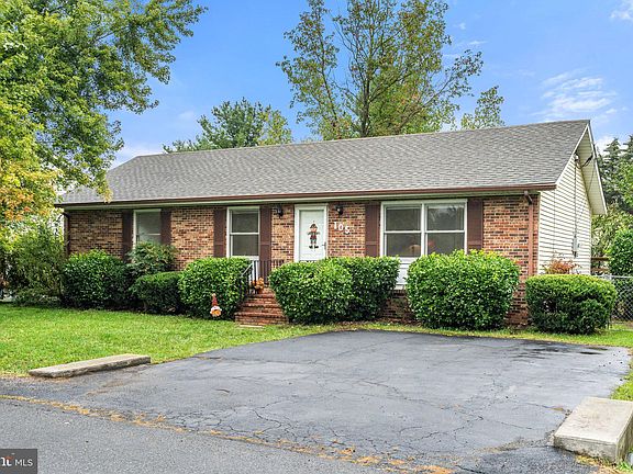 3rd image of 105 Edgewood Dr