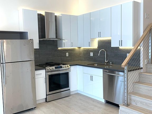 3rd image of 160 Connecticut St #14