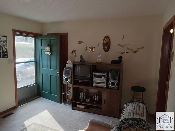3rd image of 1050 Trenthill Dr
