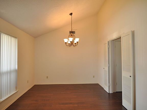 4th image of 218 E Denton Dr