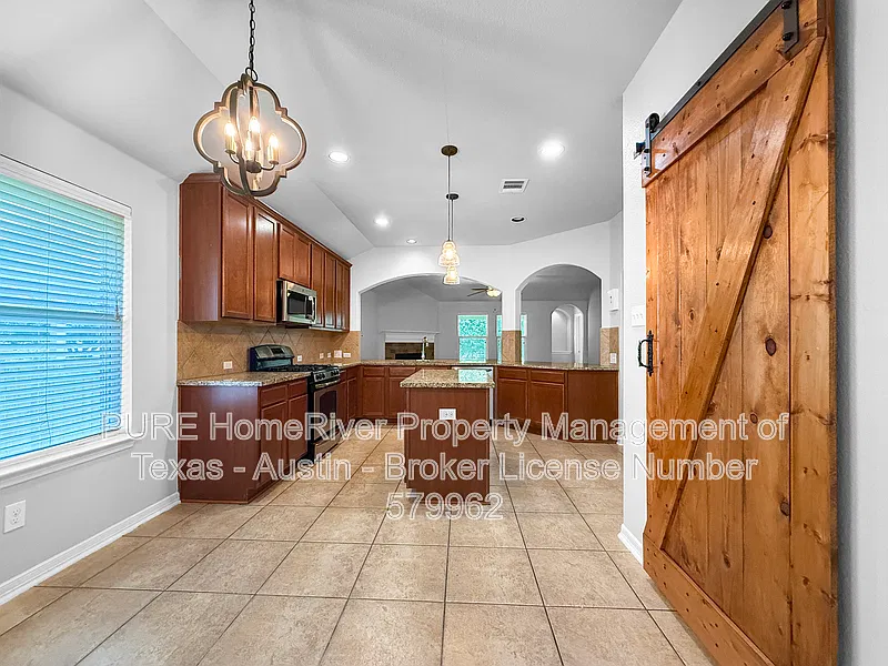 4 bed, 2.0 bath, 2006 sqft, $2,150 — Photo 4