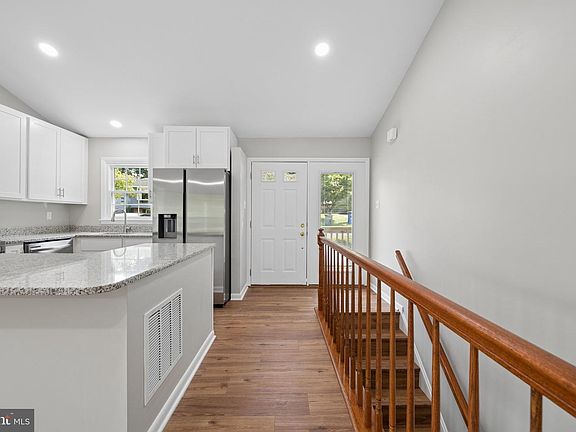 4th image of 1106 Rosemere Ave