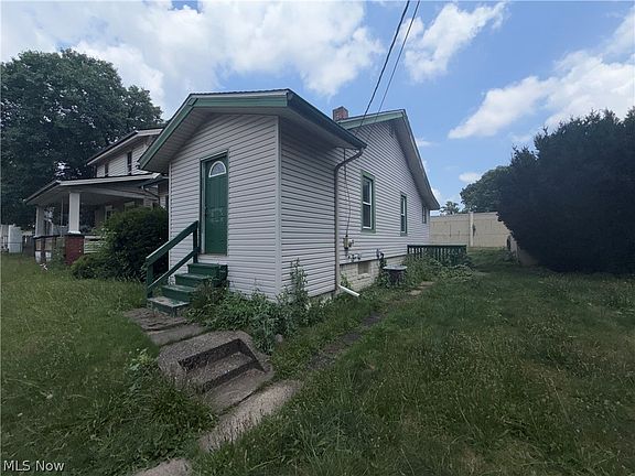 3rd image of 818 Halter Ct NW