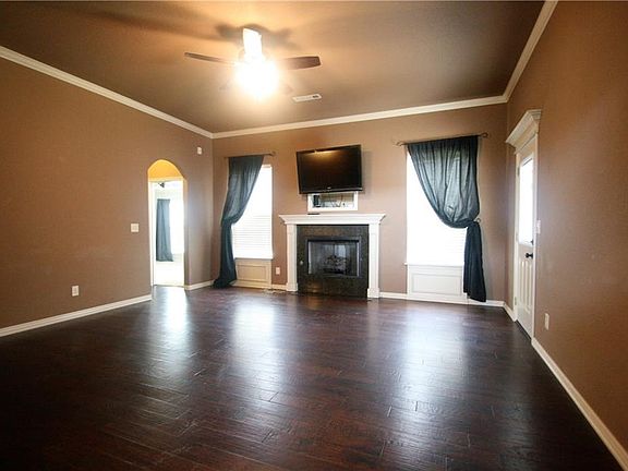 3rd image of 1591 N Oakhaven Pl
