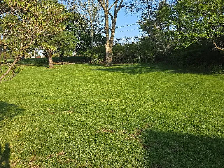 18 Redwood Dr — Photo 2