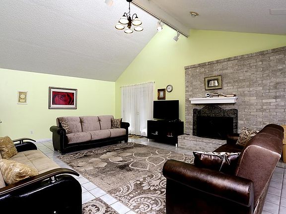 3rd image of 10823 Valley Hills Dr