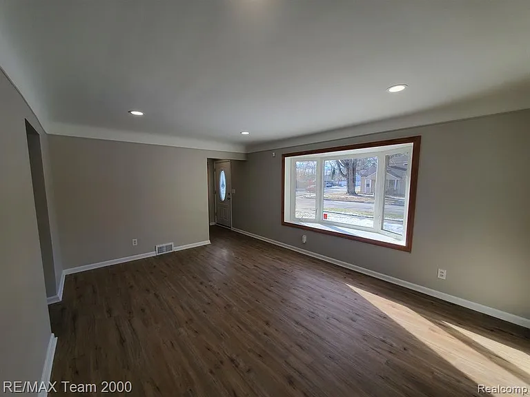 4565 Universal St — Photo 5