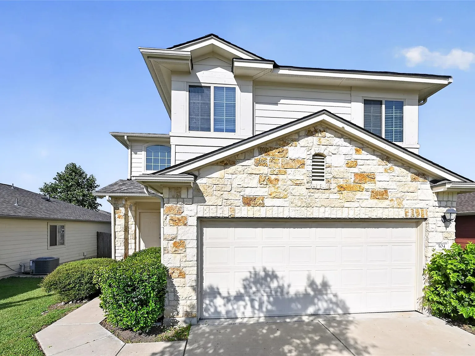 3 bed, 2.5 bath, 1582 sqft, $2,050 — Photo 1