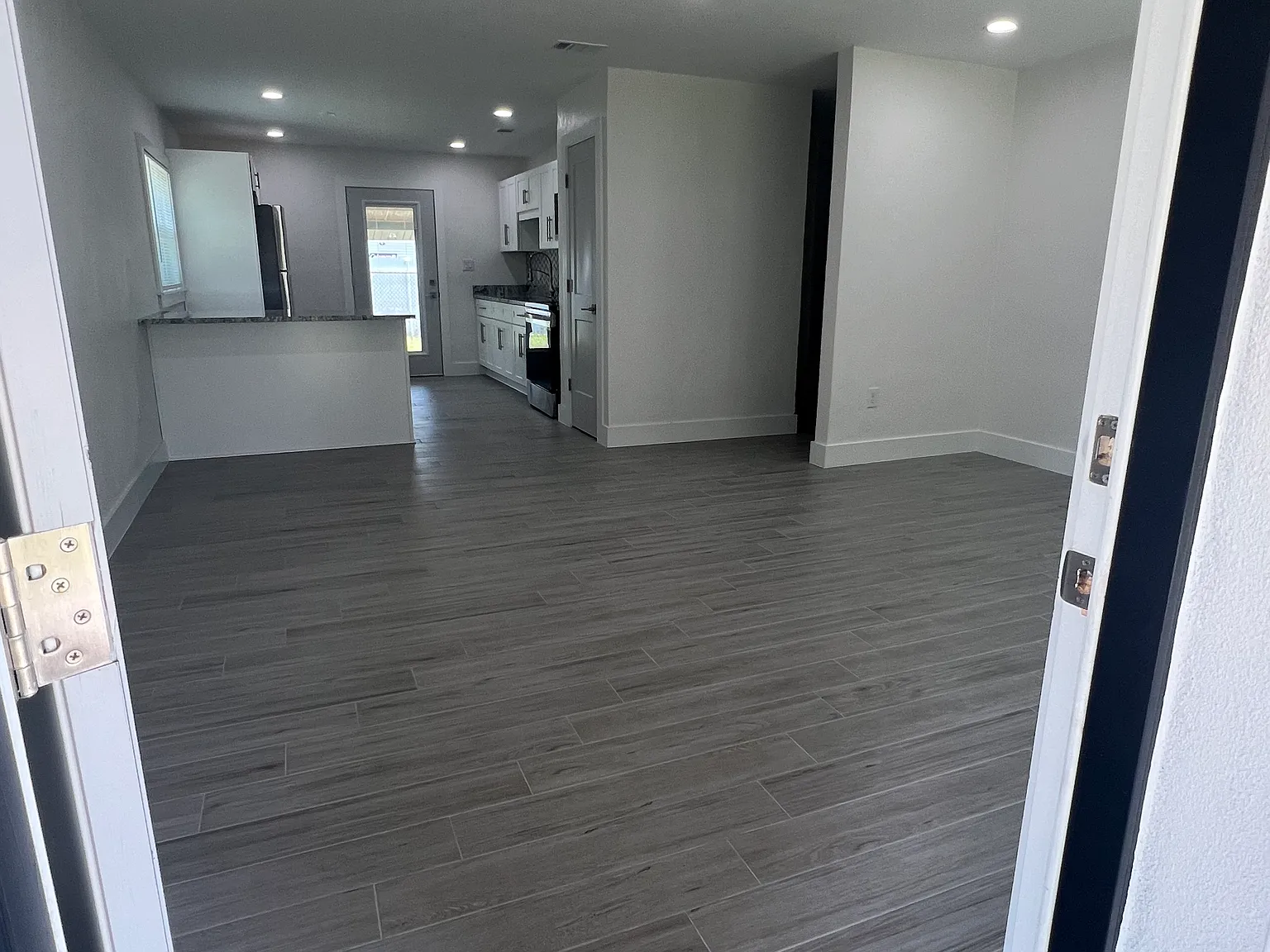 2 bed, 900 sqft, $1,700 — Photo 2