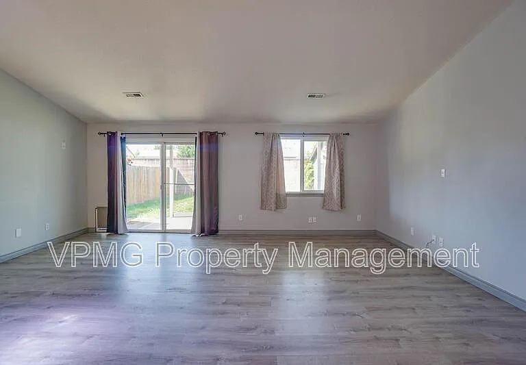16404 NE 67th St — Photo 17