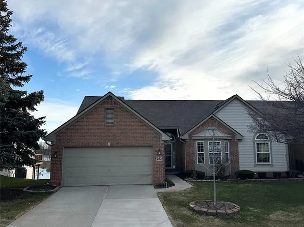 252 Shore Brook Ln, Walled Lake, MI 48390