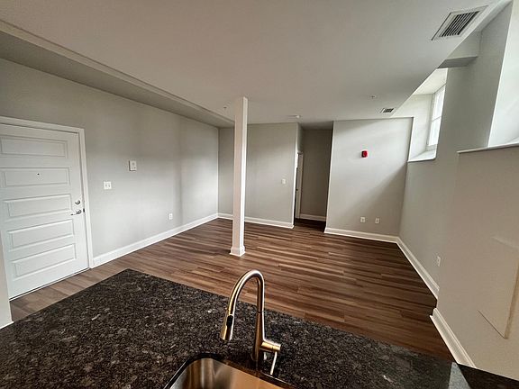 3rd image of 904 Washington Blvd Unit 101