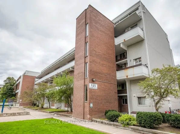 125 Leeward Glenway #112, Toronto, ON M3C 2Z6