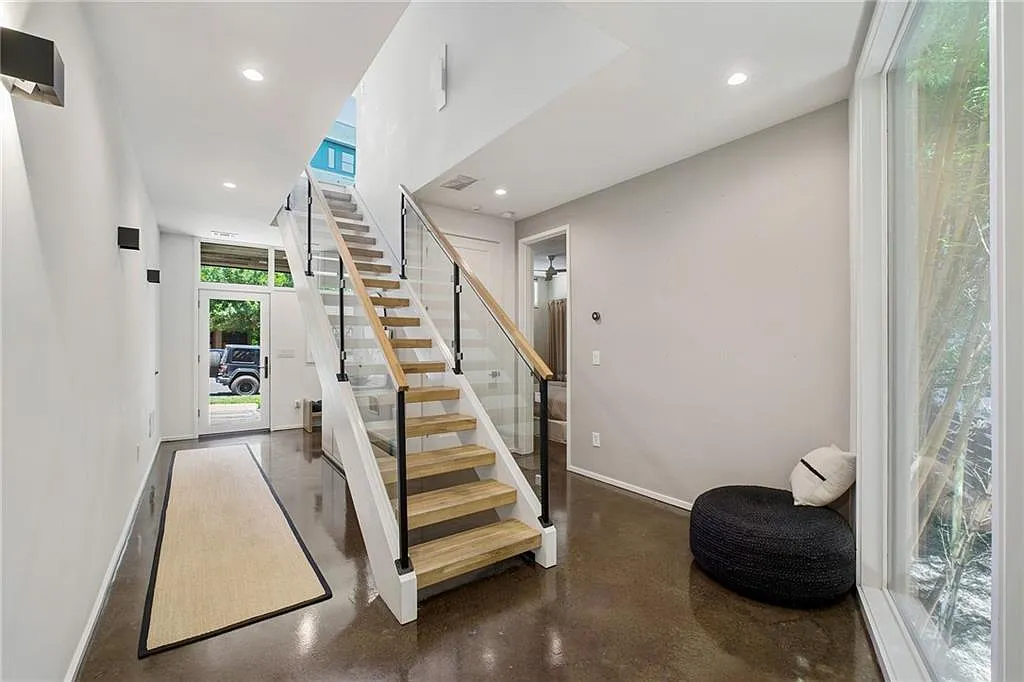 3 bed, 3.0 bath, 2150 sqft, $8,500 — Photo 4