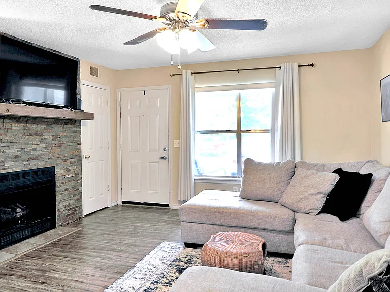 Chamberland Square Apartments — Photo 3