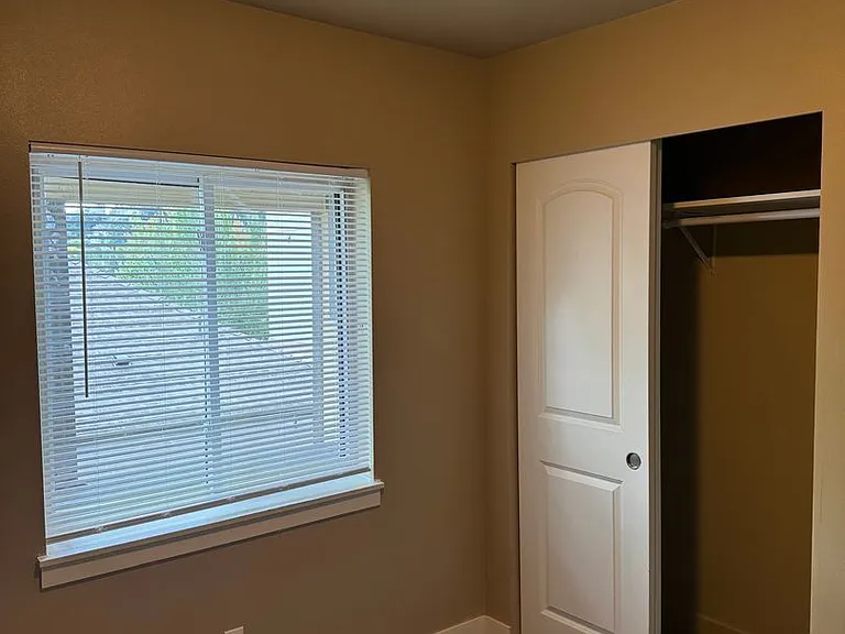 South Lane Apartments — Photo 12