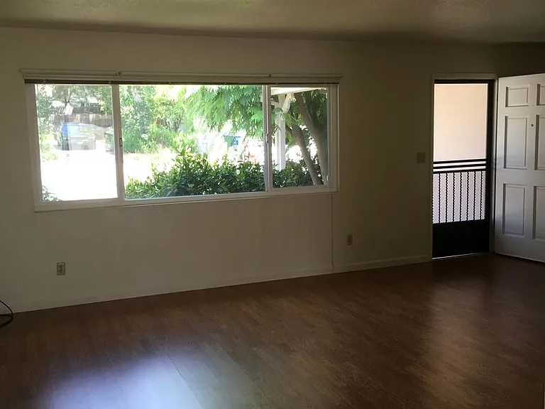 1607 Oakdale Ct — Photo 3