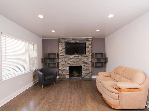 3rd image of 4737 Clarke St