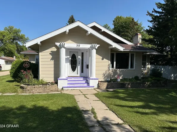 312 N 3rd St, Warren, MN 56762