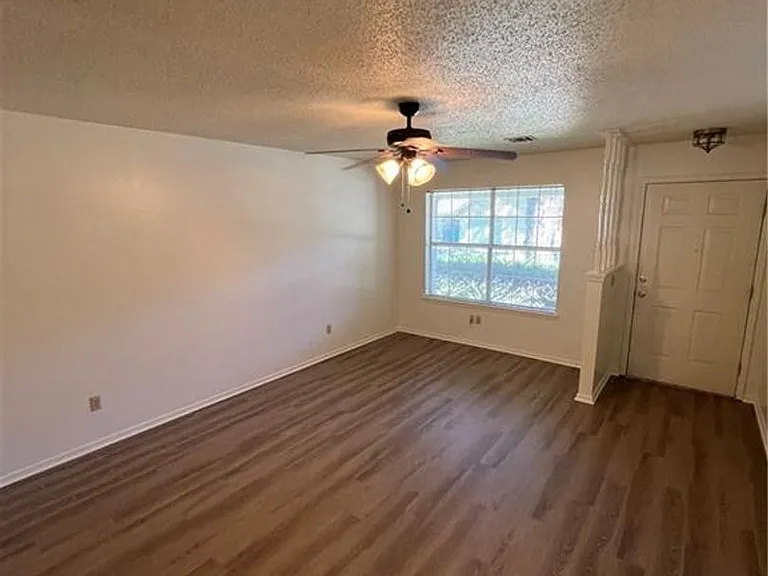 320 S 11th Pl — Photo 2