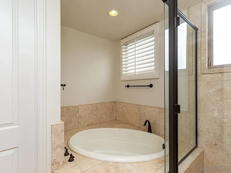 1368 Oliver Ave — Photo 3
